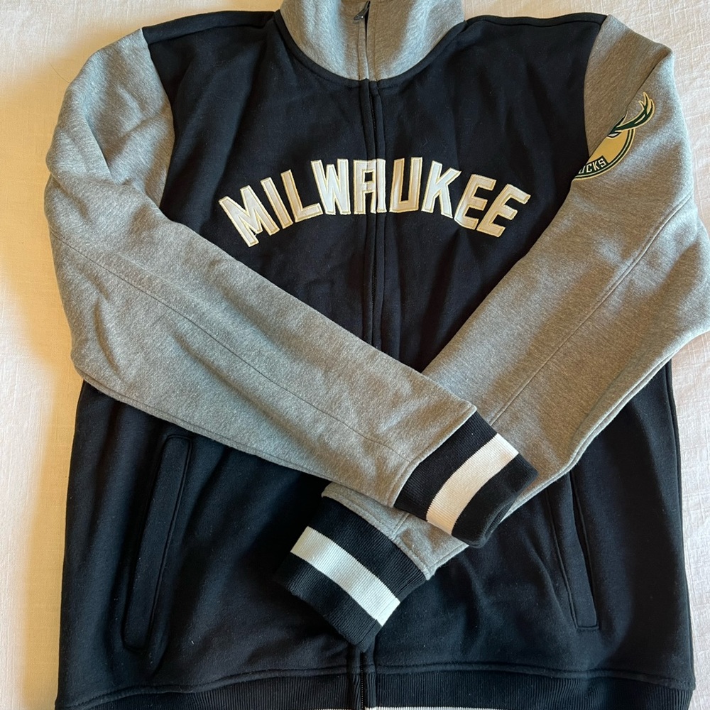 Bucks zip up